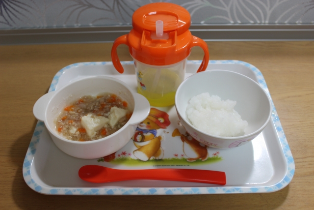 離乳食初期の量と増やし方は焦らずゆっくり進めれば大丈夫 育児子育てあるある大百科