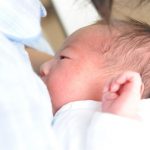 赤ちゃんが授乳の時に口を開かない原因は？