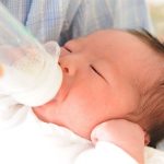 新生児のミルクの量の目安は？混合の場合どれくらい？