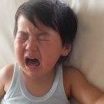 イヤイヤ期の夜泣きは何が原因？2歳児の夜泣きを落ち着かせる方法